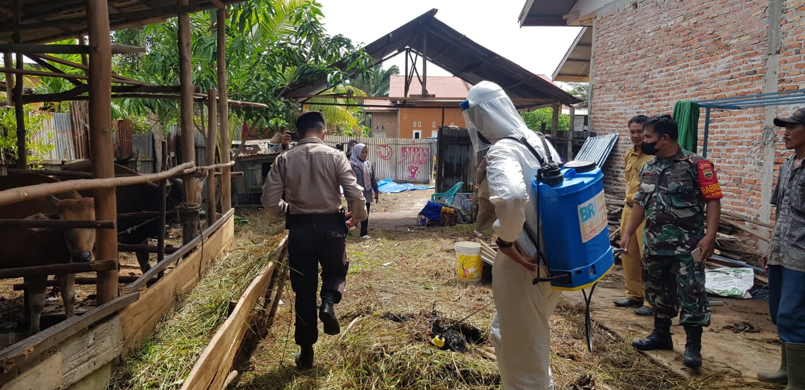 Bersama Dinas Terkait, Babinsa Kelurahan Purnama Melaksanakan Penyemprotan Disinfektan