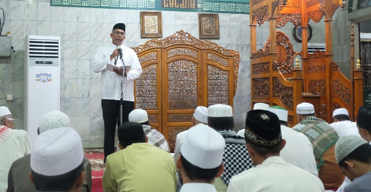 Pjs Bupati Inhil Awali Shawat Tarawih di Masjid Al-Huda Tembilahan