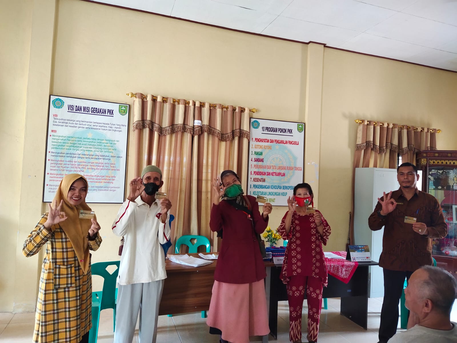 Program Unggulan Bupati Bengkalis, Pemdes Air Kulim Bagikan 35 Kartu ''Bermasa''