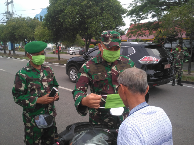 Kodim 0320/Dumai Bagikan Ribuan Masker dan Hand Sanitizer ke Pengendara Motor