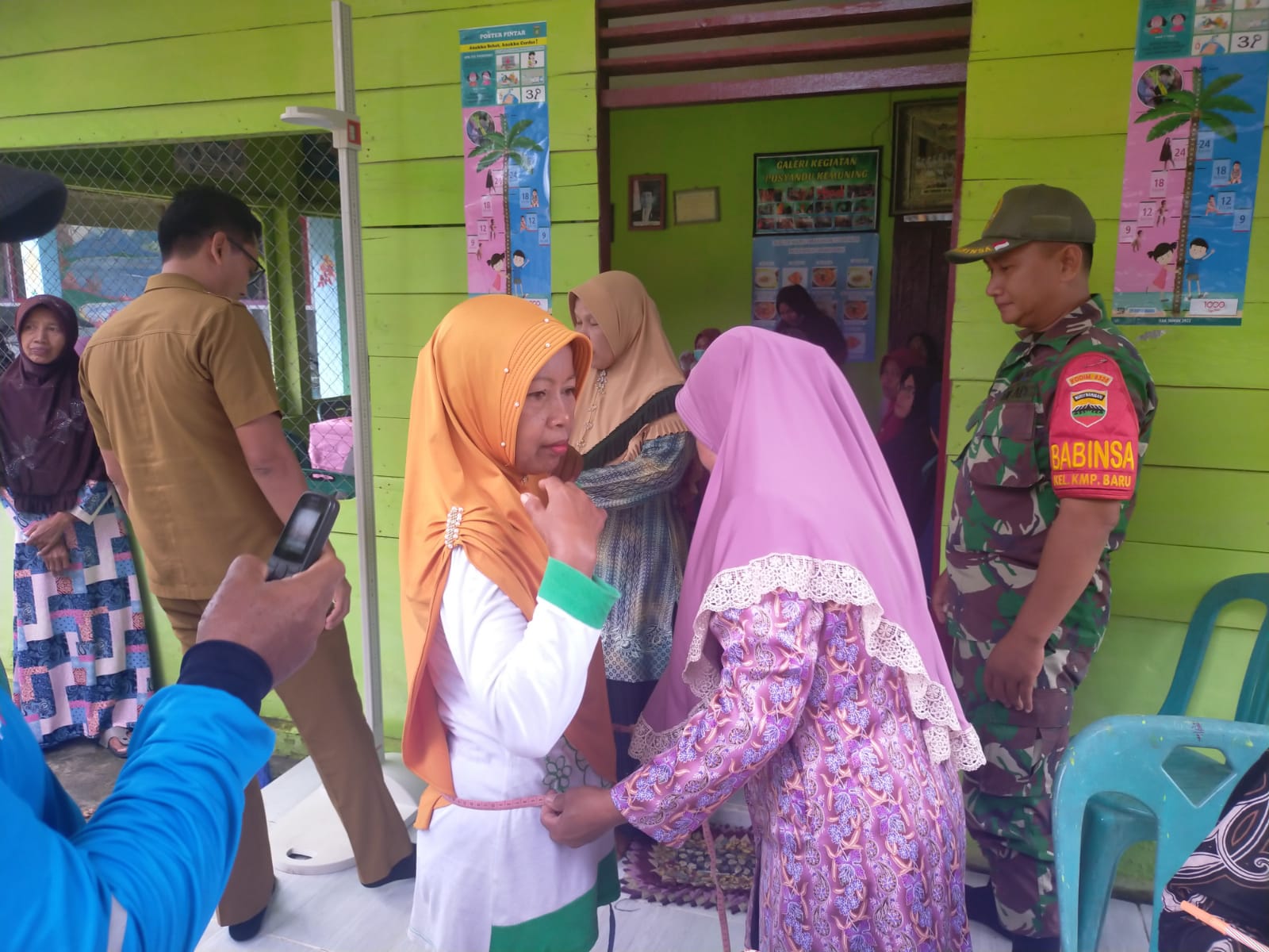 Babinsa Kelurahan Kampung Baru Dampingi Kegiatan Posyandu