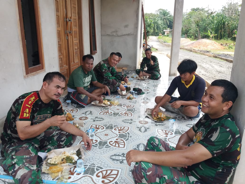 TMMD ke 107, Masyarakat Kelurahan Pelintung Dumai dan Satgas TMMD Makan Bersama