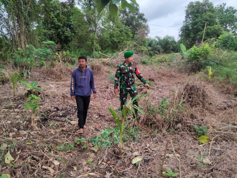 Babinsa Koramil 01 Dumai Sosialisasikan Larangan Bakar Lahan di RT 9 Bukit Timah