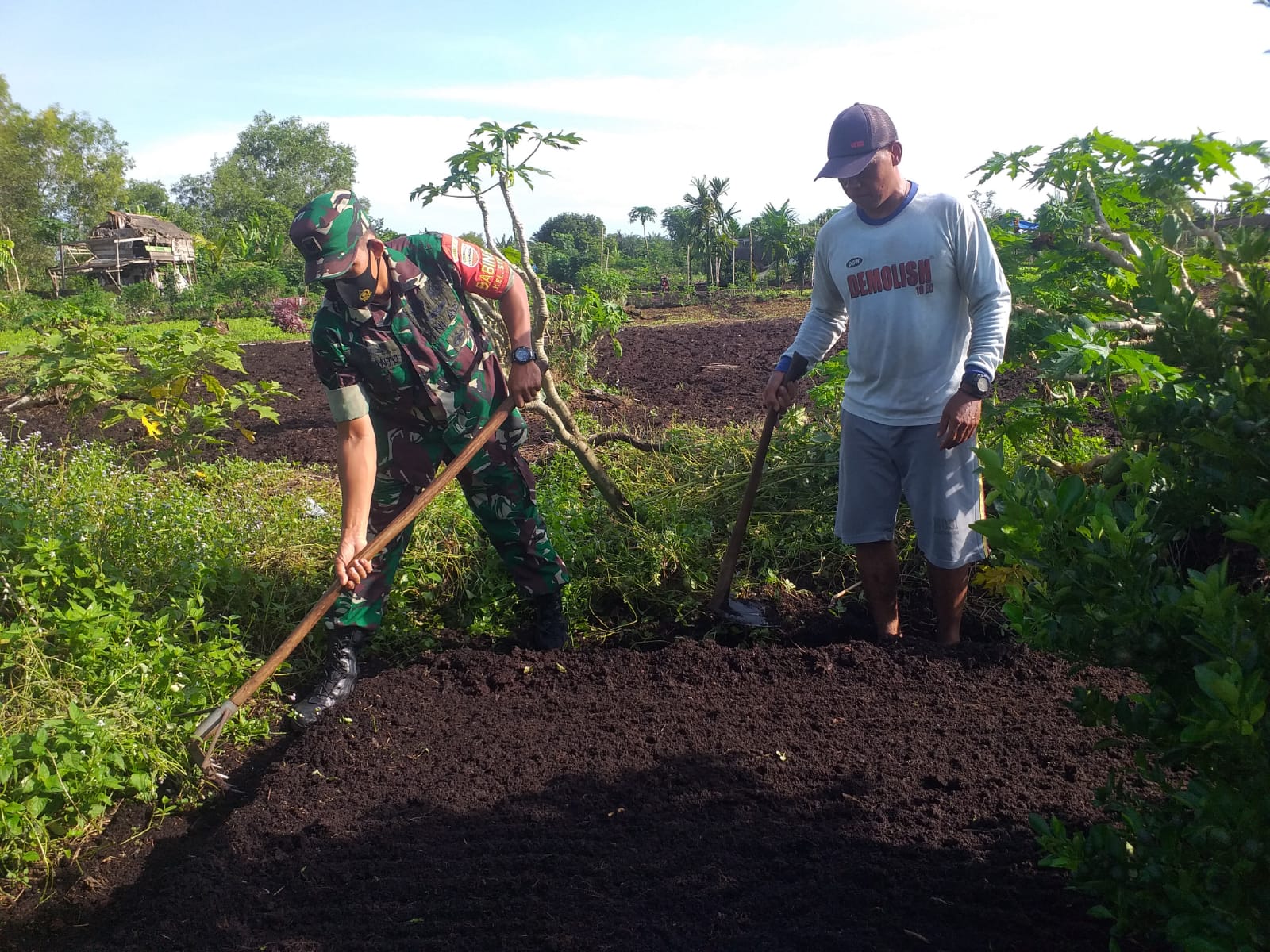 Sertu Sugianto Laksanakan Sosialisasi Pencegahan Karhutla dan Pendampingan Karya Nyata