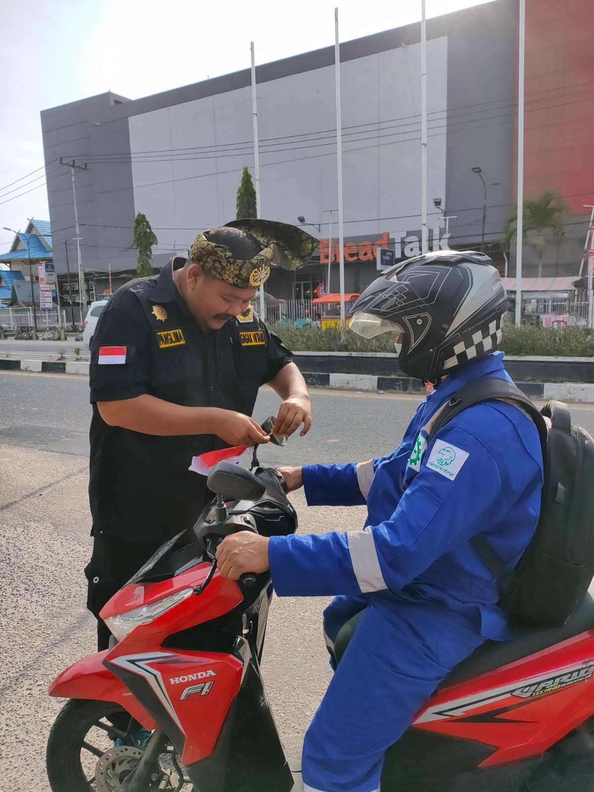 Menyambut HUT RI Yang ke 77, Gagak Hitam Sambang Kota Dumai Bagi-bagi Bendera