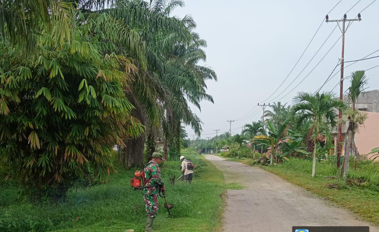 Jumat Bersih, Koramil 02 Bersama Masyarakat Laksanakan Gotong Royong
