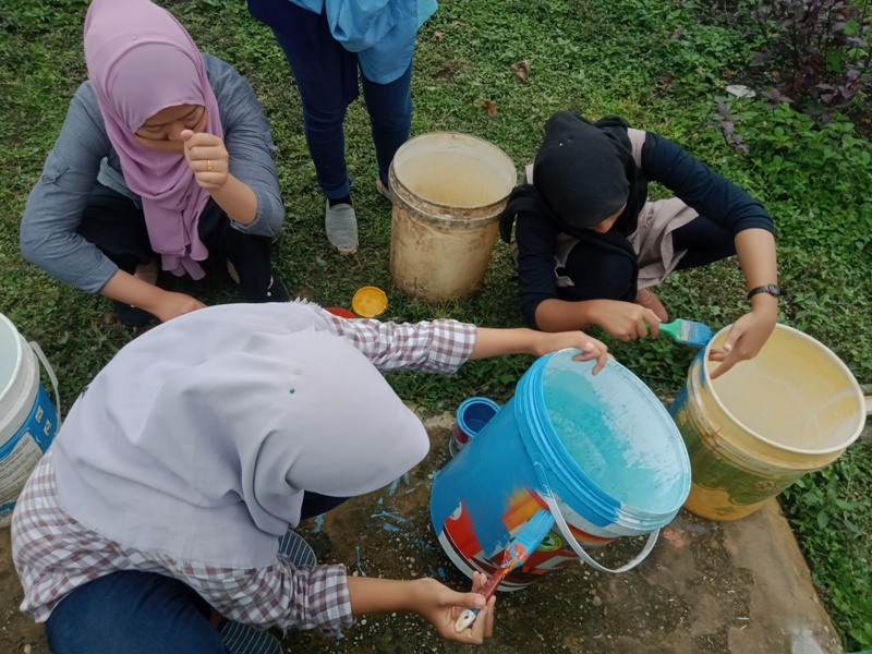 Tim Kukerta UNRI Kampung Pinang Sebatang Buat Tempat Sampah dari Barang Bekas