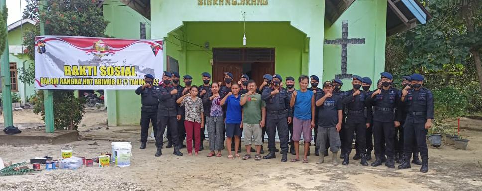 Satuan Brimob Polda Riau Gelar Bhakti Sosial di Gereja HKBP Marturia Siarang-arang