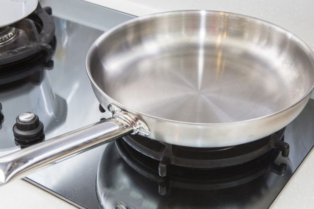Cara Membuat Wajan Stainless Steel Tidak Lengket, Kuncinya Seasoning