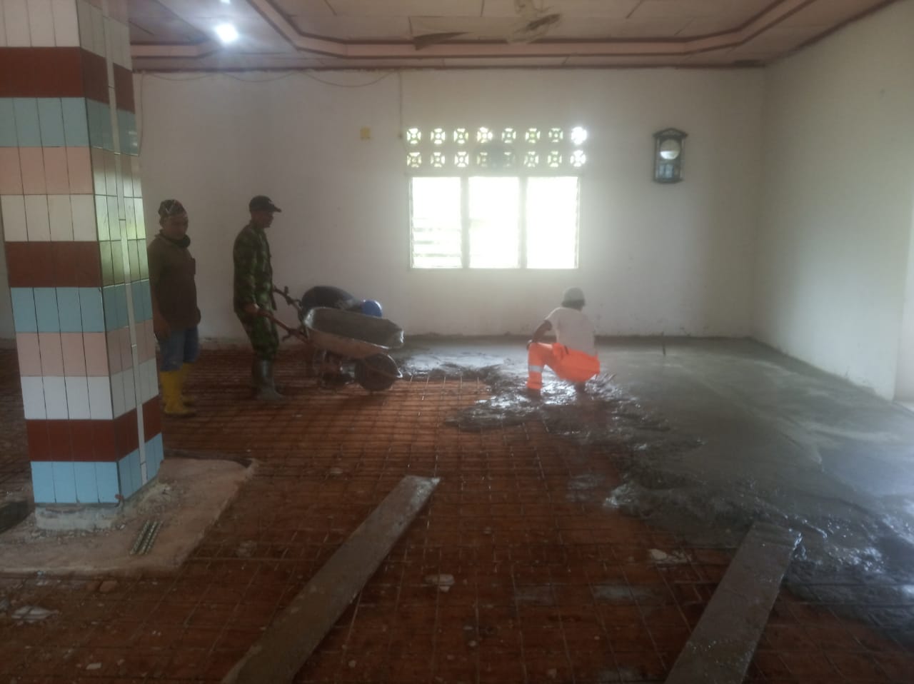 TMMD ke 107, Satgas Mulai Memasang Keramik Lantai di Musholla Nurul Yakin