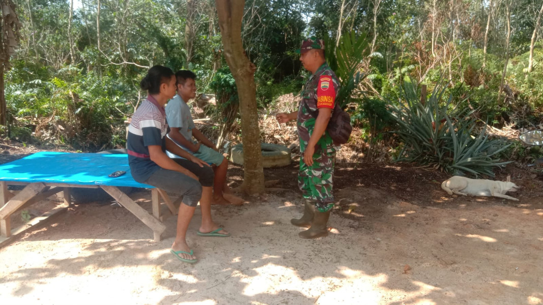 Pentingnya Pencegahan Karhutla Disampaikan Serda Cerzakatno Kepada Masyarakat