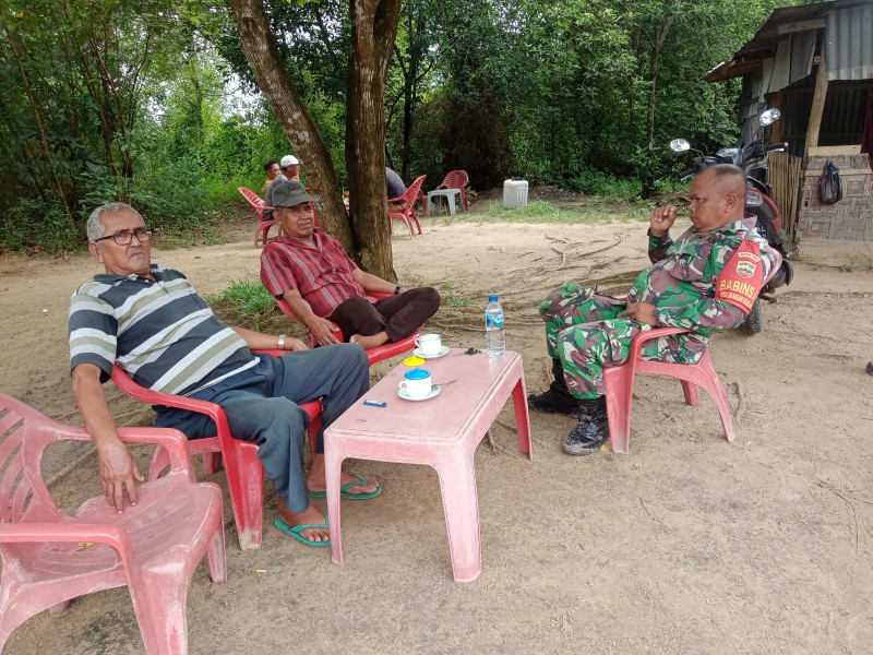 Patroli Karhutla di Bukit Kapur, Babinsa Ingatkan Ancaman Hukum Bagi Pelanggar