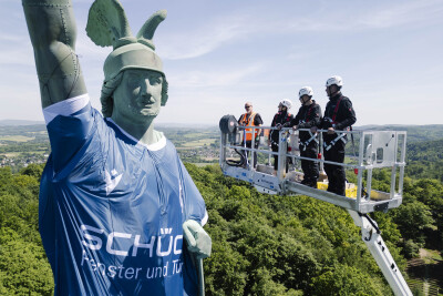 Main sponsor Schüco thrilled by sporting success — Schüco dresses Germany's tallest statue in a football jersey of Arminia Bielefeld