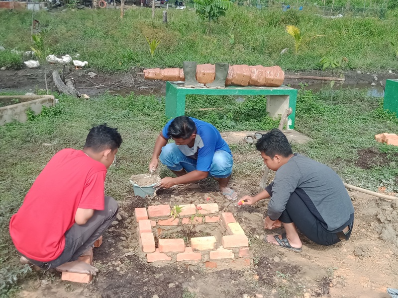 Tim Kukerta Universitas Riau Kampung Pinang Sebatang Buat Tempat untuk Tanaman Hias