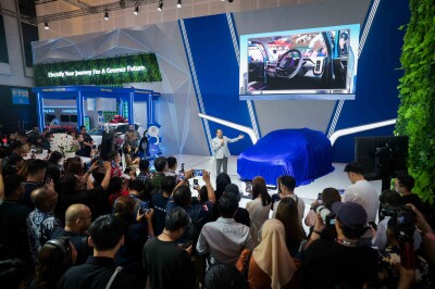 Vinfast showcases the VF 6 right-hand drive for the first time at IIMS Surabaya 2025