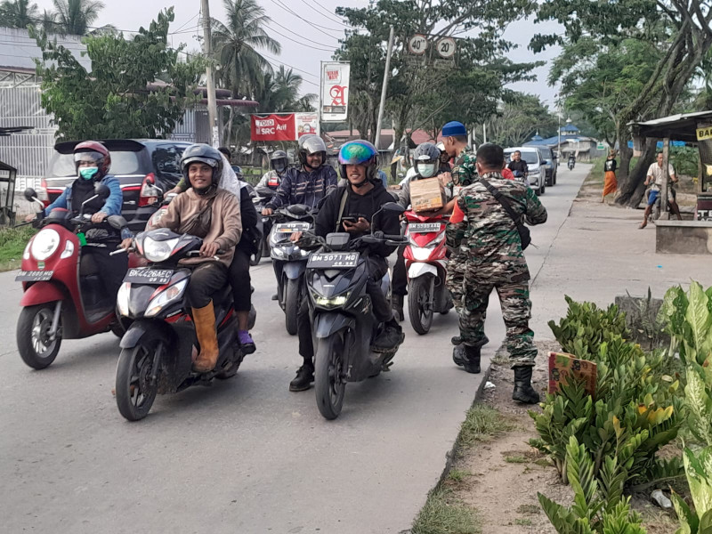 Kapten Arh H.Sitorus Pimpin Kegiatan Pembagian Takjil