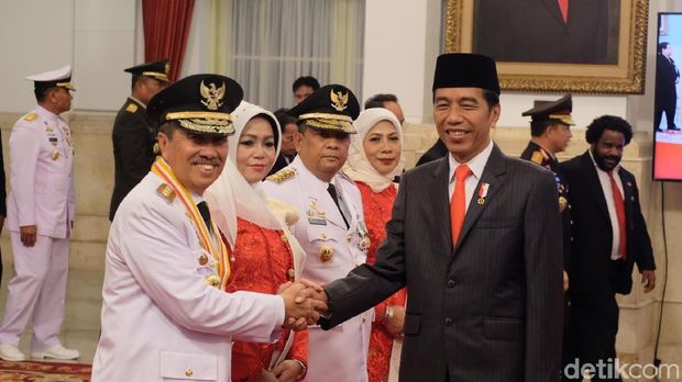 Jokowi Lantik Syamsuar-Edy Jadi Gubernur dan Wakil Gubernur Riau