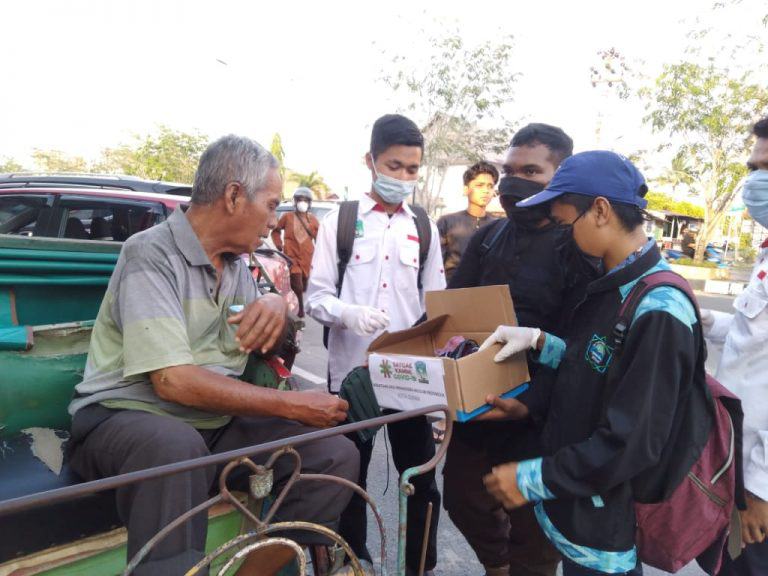 KAMMI Dumai Semprot Disinfektan dan Bagikan Masker Gratis