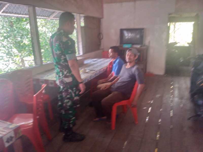 Sambangi Masyarakat di Kampung Pancasila, Serda Ade D Purba Laksanakan Komsos