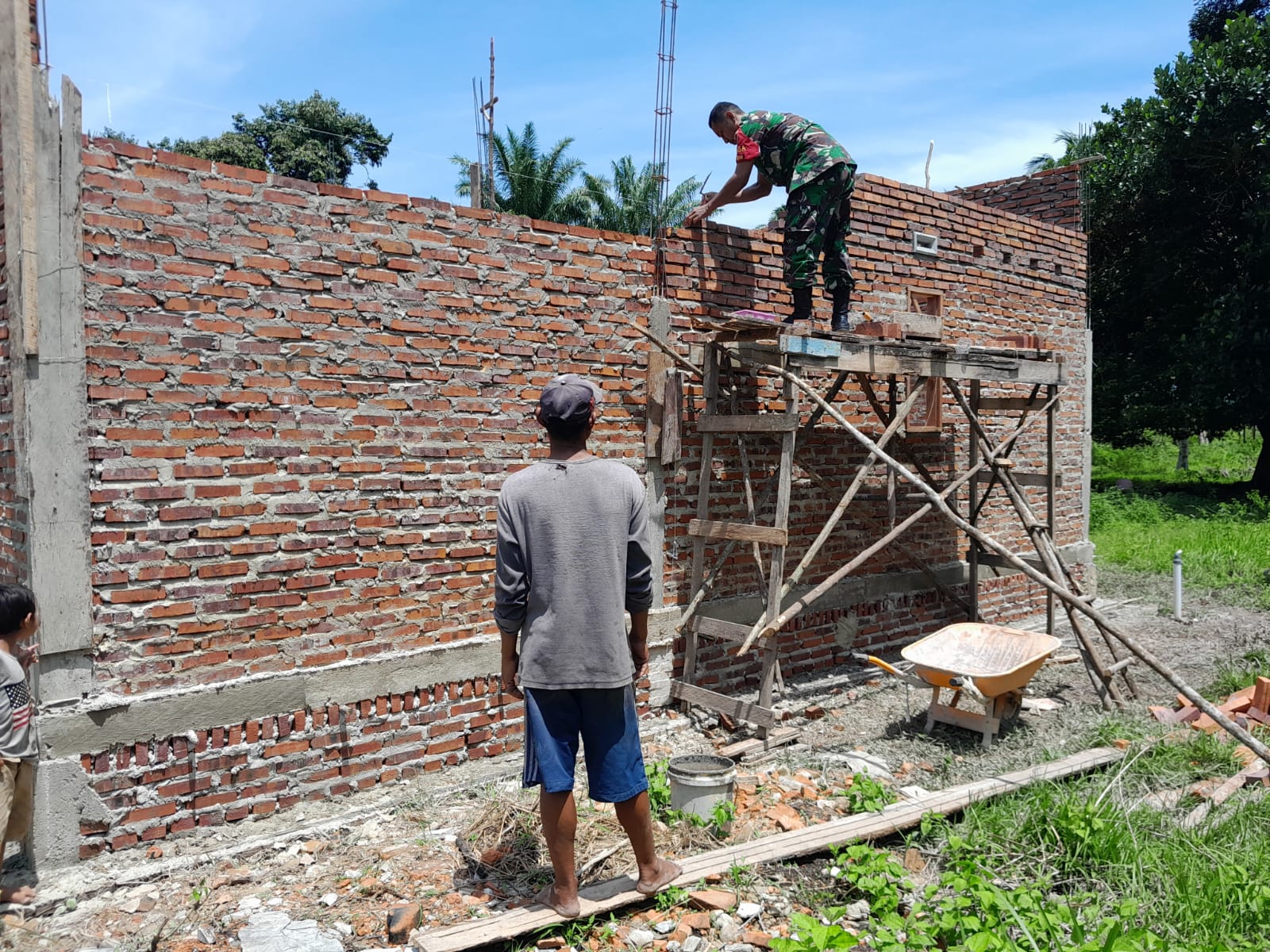 Babinsa Mundam Bantu Pembangunan Rumah Masyarakat