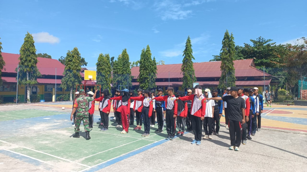 Sertu Roni Sandra Berikan Pelatihan PBB Kepada Siswa SMAN 3 Dumai