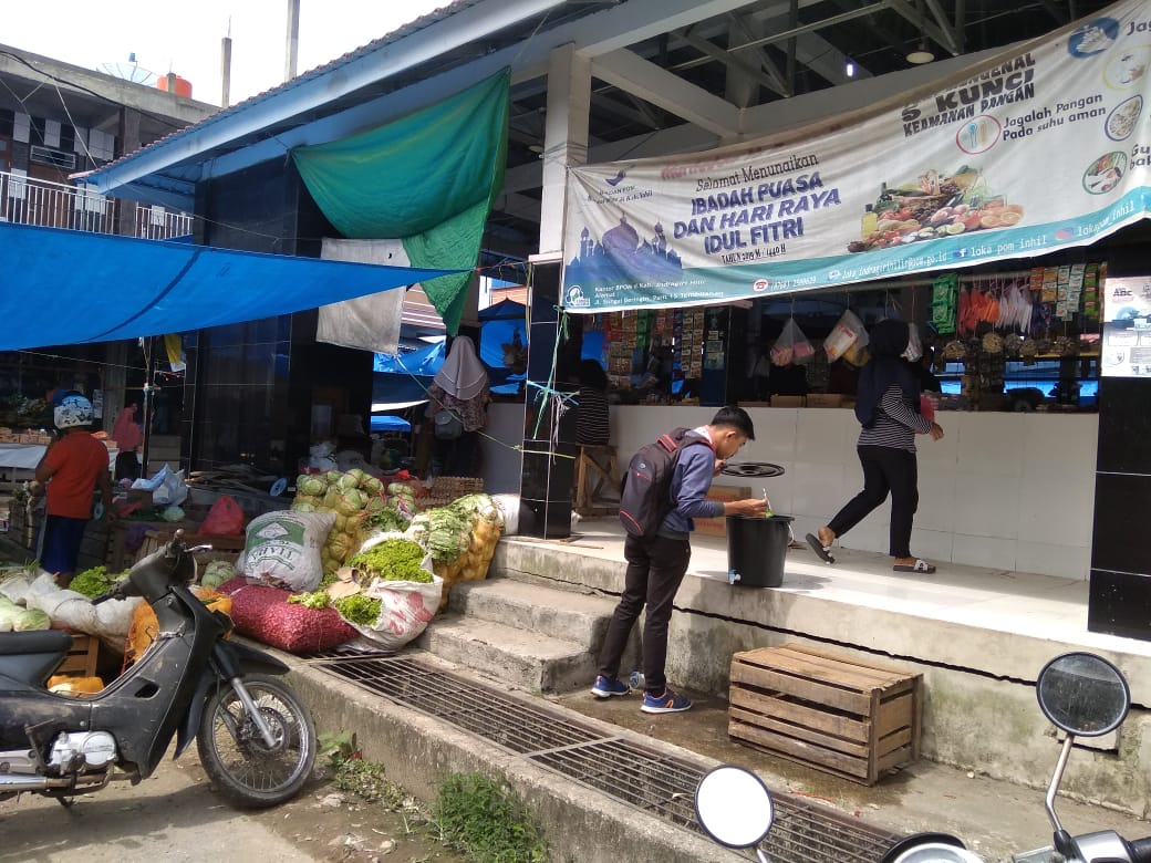 Disdagtri Inhil Minta Warga Menerapkan Sosial Distancing ketika Berbelanja ke Pasar