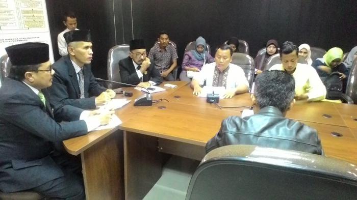 Puluhan Guru Honor Mengadu ke DPRD Pekanbaru