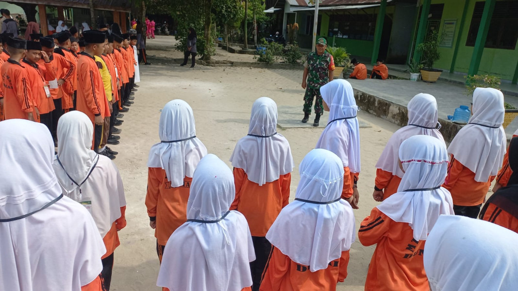 Peserta Didik Baru Dapatkan Bekal Pengetahuan PBB Dari Serda Roni Sandra