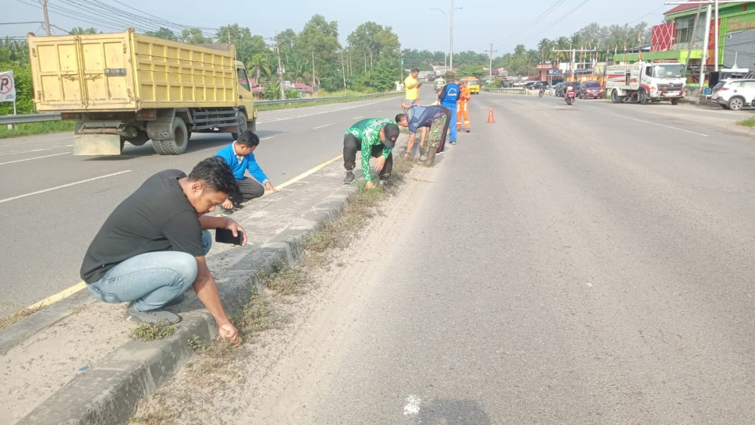 Kapten Arh M.I Daulay Ikuti Giat Bersama Masyarakat Dalam Pelaksanaan Gotong Royong