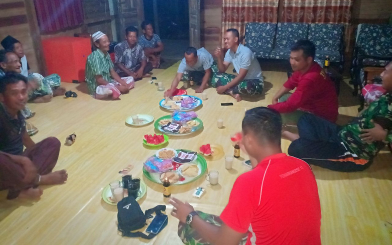 Satgas TMMD Ke-106 Silaturrahmi dengan Masyarakat Desa Seberang Sanglar