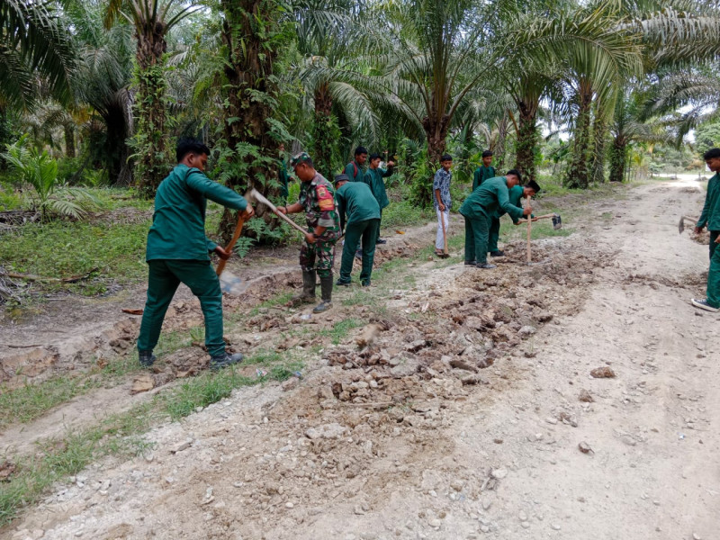 Giat Babinsa Koramil 03 SS, Serda Bambang Irwanto Bersama Masyarakat