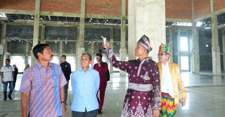 Pj Bupati Inhil Tinjau Infrastruktur Bangunan Islamic Center Di Jalan Pendidikan