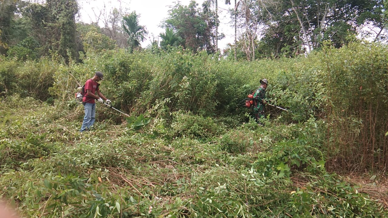 Serda Syahrul dan Masyarakat Laksanakan Gotong Royong