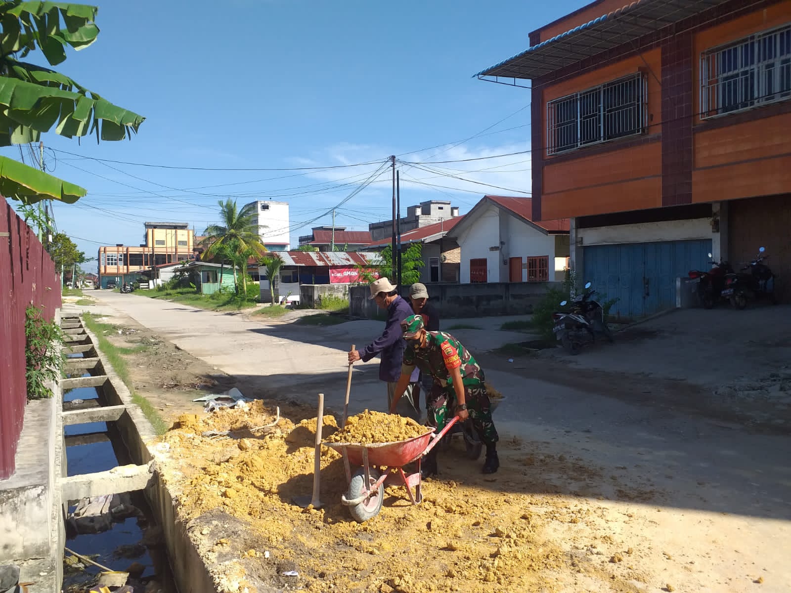 Babinsa Kelurahan STDI Bantu Masyarakat Menimbun Jalan