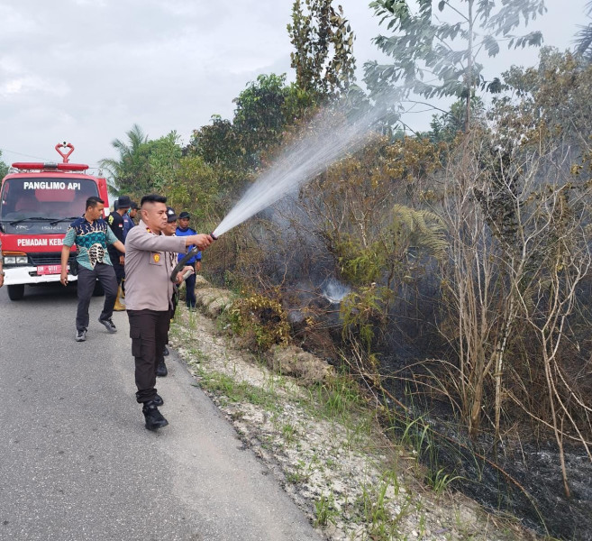 Aksi Heroik Kompol Hairul Hidayat Berhasil Padamkan Karhutla di Jalan Siak Desa Simpang Padang