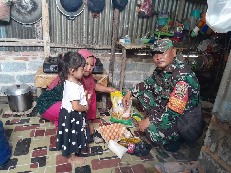 Serma Fahrizal Purba Serahkan Bantuan Untuk Masyarakat