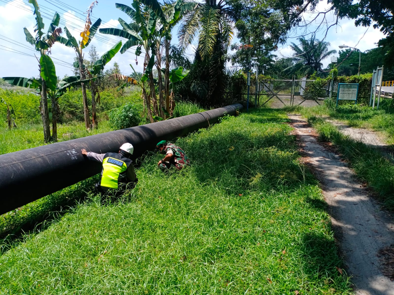 Laksanakan Binter, Serma Azman Keliling Bersama Petugas Keamanan PHR