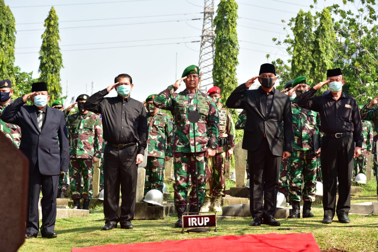 Kasad Pimpin Upacara Pemakaman Alm Jenderal TNI (Purn) Pramono Edhie Wibowo