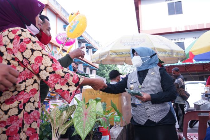 Walikota Tanjungpinang Bagikan Masker di Pasar Terapkan Protokol Kesehatan
