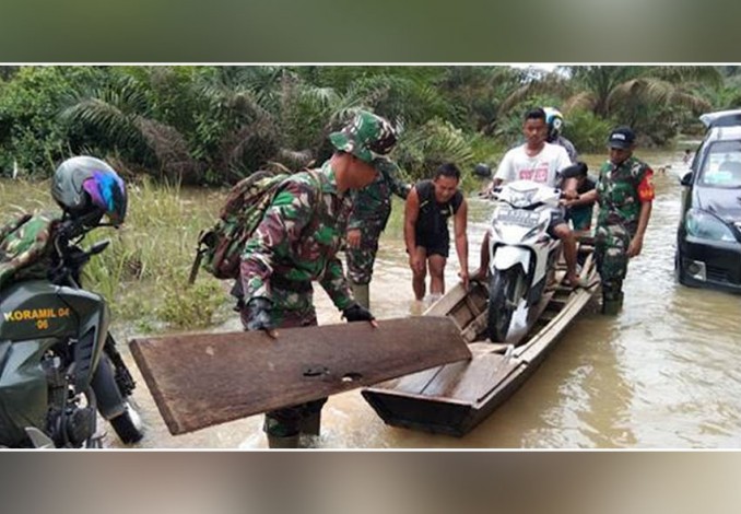 TNI Bantu Warga Korban Banjir di Inhu