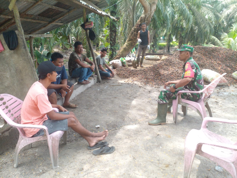 Babinsa Gurun Panjang Laksanakan Komsos Terkait Perubahan Arus Jalan