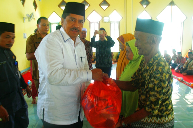 Plt. Bupati Siak H. Alfedri serahkan Zakat MAL kepada warga Koto Gasib