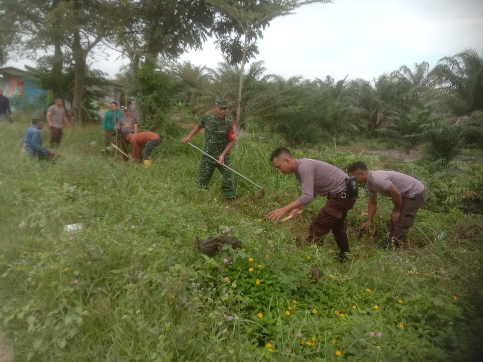Sertu Ramli Ikuti Gotong Royong di Bahu Kiri Kanan Jalan