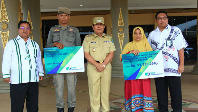 BPJS Ketenagakerjaan Rohul Salurkan Santunan Kecelakaan Kerja ke Ahli Waris