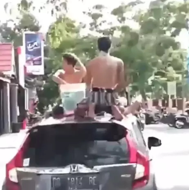 Viral Remaja Mandi di Atap Mobil di Bulukumba, Polisi Kejar Pelaku
