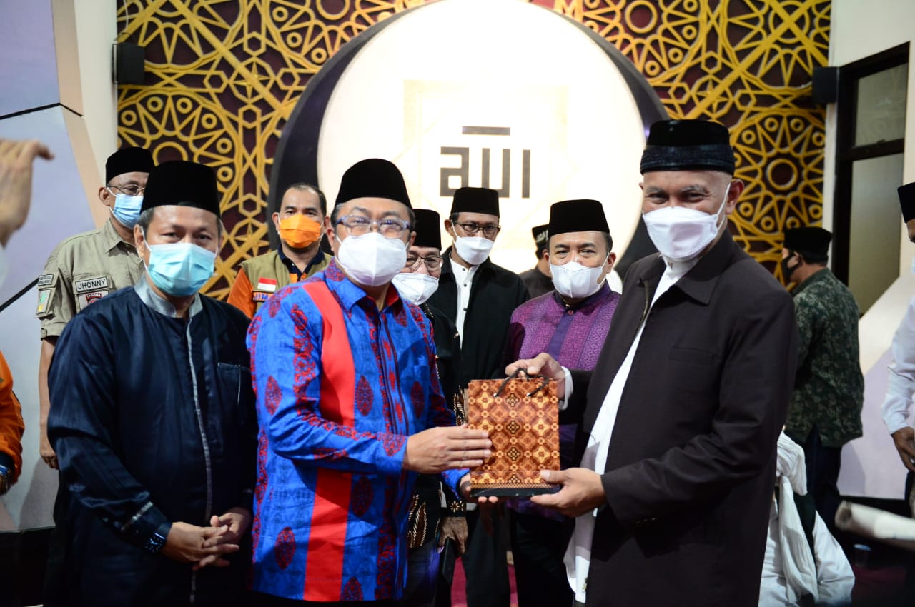 Pembina IKS Kota Dumai Serahkan Bantuan Untuk Korban Pasca Gempa Kabupaten Pasaman Barat