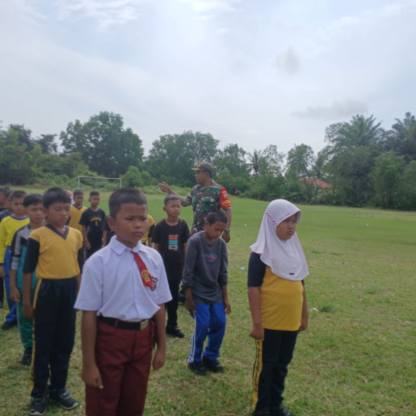 Sertu Misriyadi Latih Siswa SDN 003 Pelintung PBB untuk Disiplin dan Tertib