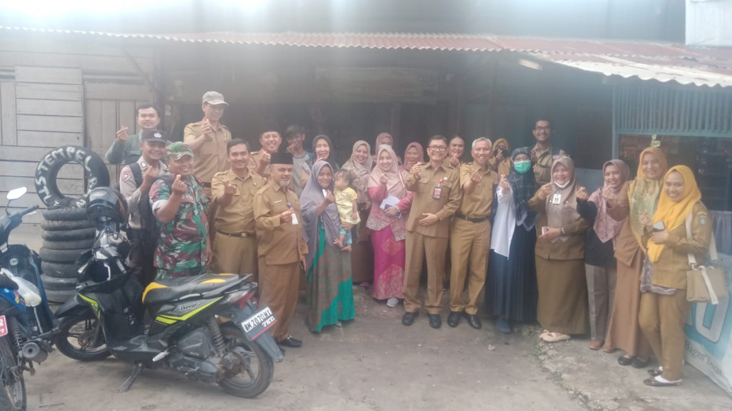 Sertu Sareh Dampingi Kepala Bappeda Cek Kesehatan Masyarakat