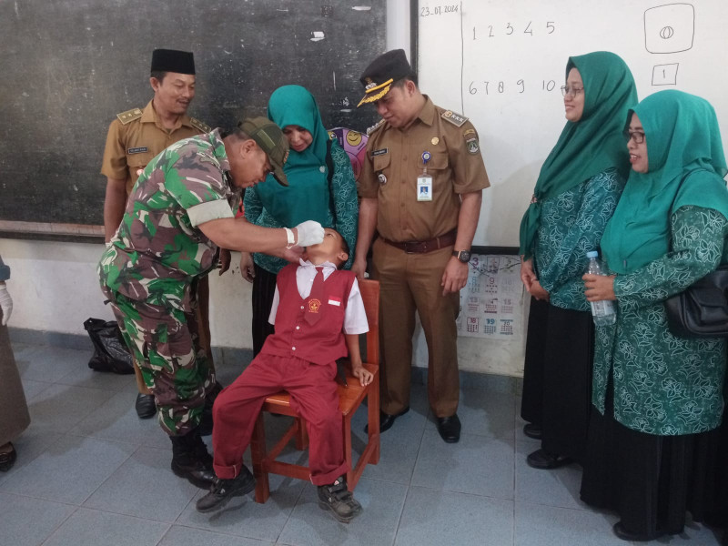 Babinsa Bagan Besar Dampingi Vaksinasi Polio di SDN 007