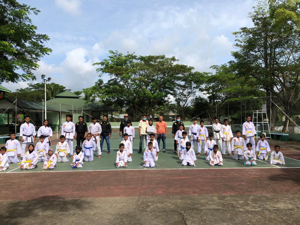 Forki Inhil Serahkan Dana Pembinaan ke Perguruan Inkai